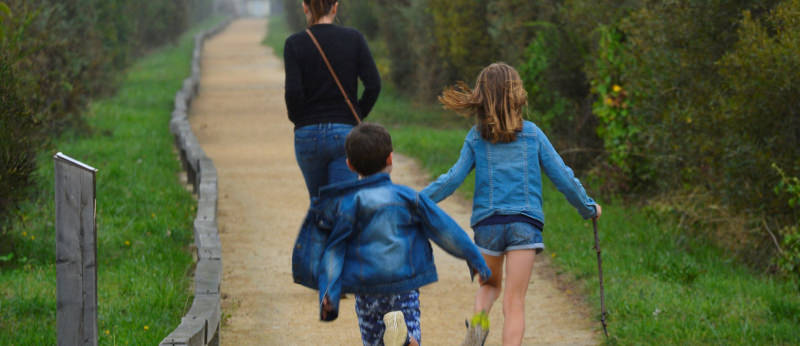 Locmiquélic, famille se promenant sur un sentier au milieu de la réserve de Pen Man
