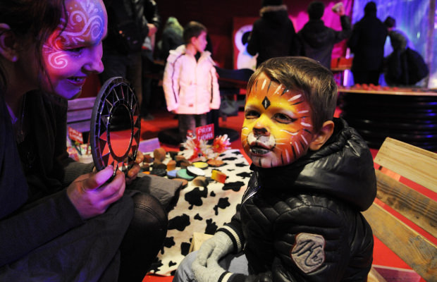 Ateliers maquillage pour enfants à l'occasion des animations de Noël à Lorient (Morbihan)