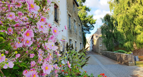 Hennebont, la ville close avec fleurs devant les façades