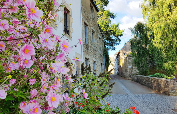 Hennebont, la ville close avec fleurs devant les façades