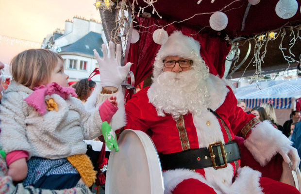 Balade en calèche avec le Père Noël dans les rues de Lorient (Morbihan)