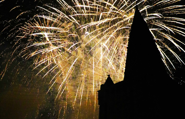 Feu d'artifice avec vue sur l'église Notre Dame de Larmor de nuit à Larmor-Plage