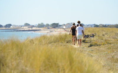 Personnes se promenant sur la presqu'île de Gâvres