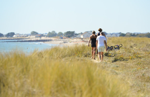 Personnes se promenant sur la presqu'île de Gâvres