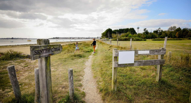 Famille sur sentier côtier de Riantec