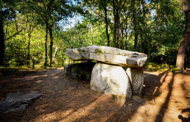 Dolmen de Kerporel de la forêt de Riantec (Morbihan)