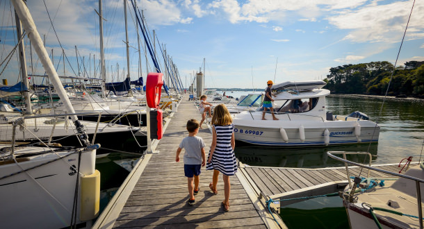 Enfants se promenant sur un ponton du port de Pen Mané à Locmiquélic (Morbihan)