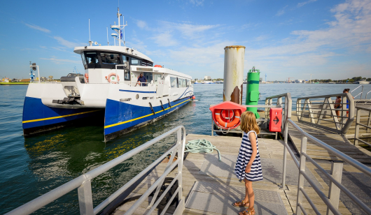 Embarquement dans le bateau bus au port de Pen Mané à Locmiquélic (Morbihan)