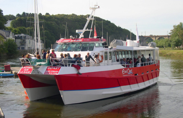 Passagers se rendant au marché d'Hennebont, par le Blavet, en bateau.