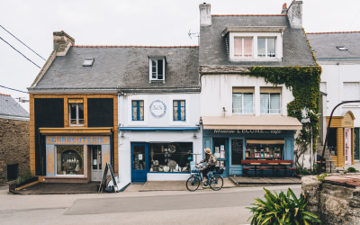 Balade à vélo dans le bourg de l'île de Groix (Morbihan)