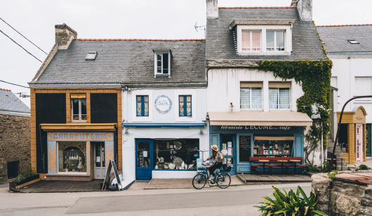 Balade à vélo dans le bourg de l'île de Groix (Morbihan)
