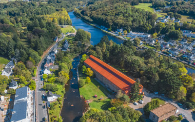 Vue aérienne de l'île de Locastel et des anciennes forges sur le Blavet à Inzinzac-Lochrist.