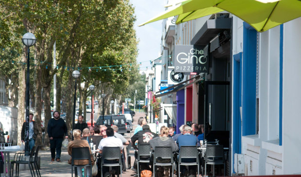 Terrasses de restaurants et bars sur l'avenue de La Perrière à Lorient (Morbihan)