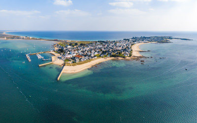 ue aérienne du port et de la Presqu'île de Gâvres sur la petite mer et l'Océan.