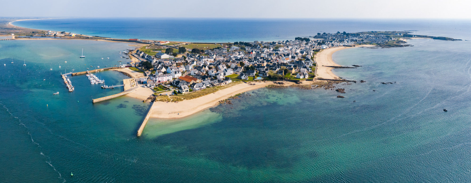 ue aérienne du port et de la Presqu'île de Gâvres sur la petite mer et l'Océan.