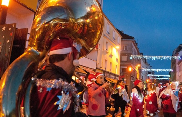 Fanfare festive dans les rues de Lorient à l'occasion de "Noël sous les étoiles" (Morbihan)