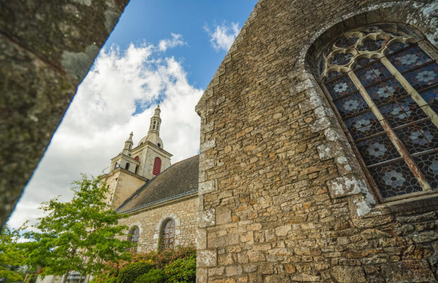 Vue sur les vitraux de la chapelle Saint-Mathurin à Quistinic et sur l'église Saint-Pierre - ©Thibault Poriel - LBST