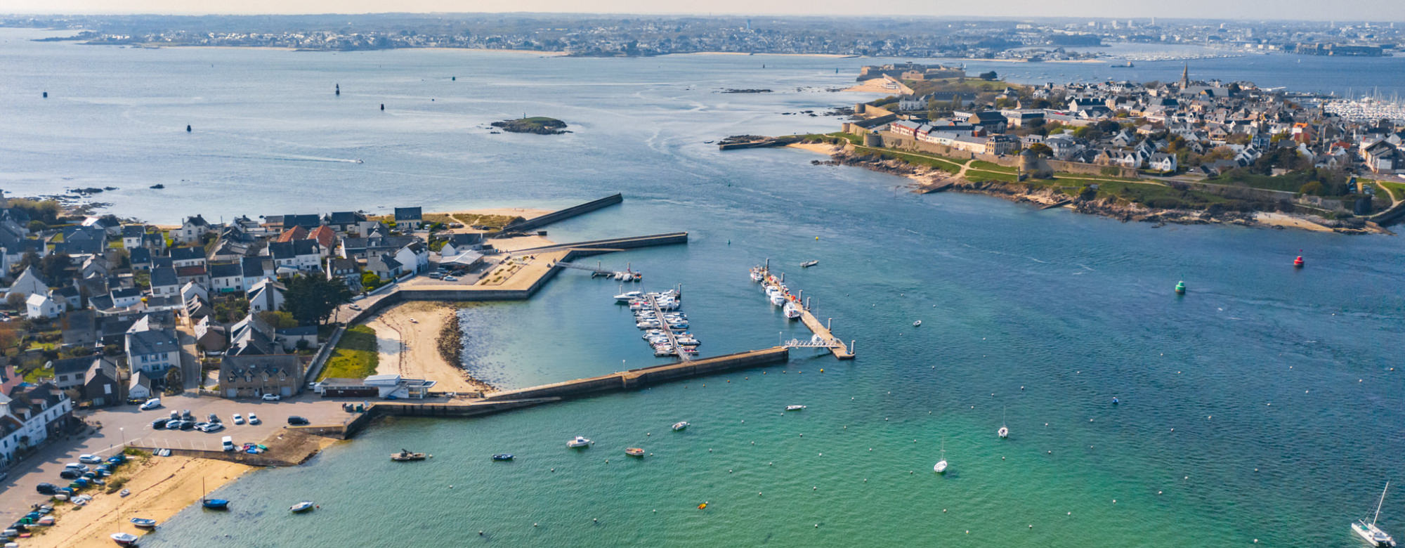 Vue aérienne du port de la Presqu'île de Gâvres sur la petite mer.