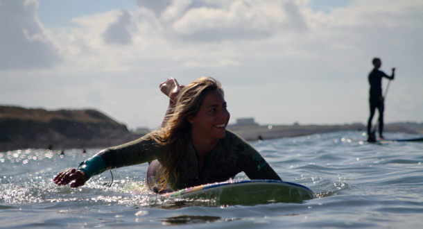 Une surfeuse à guidel plage