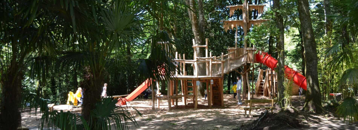 Aire de jeux pour enfants au parc animalier "Les Terres de Nataé", Pont-Scorff (Morbihan)