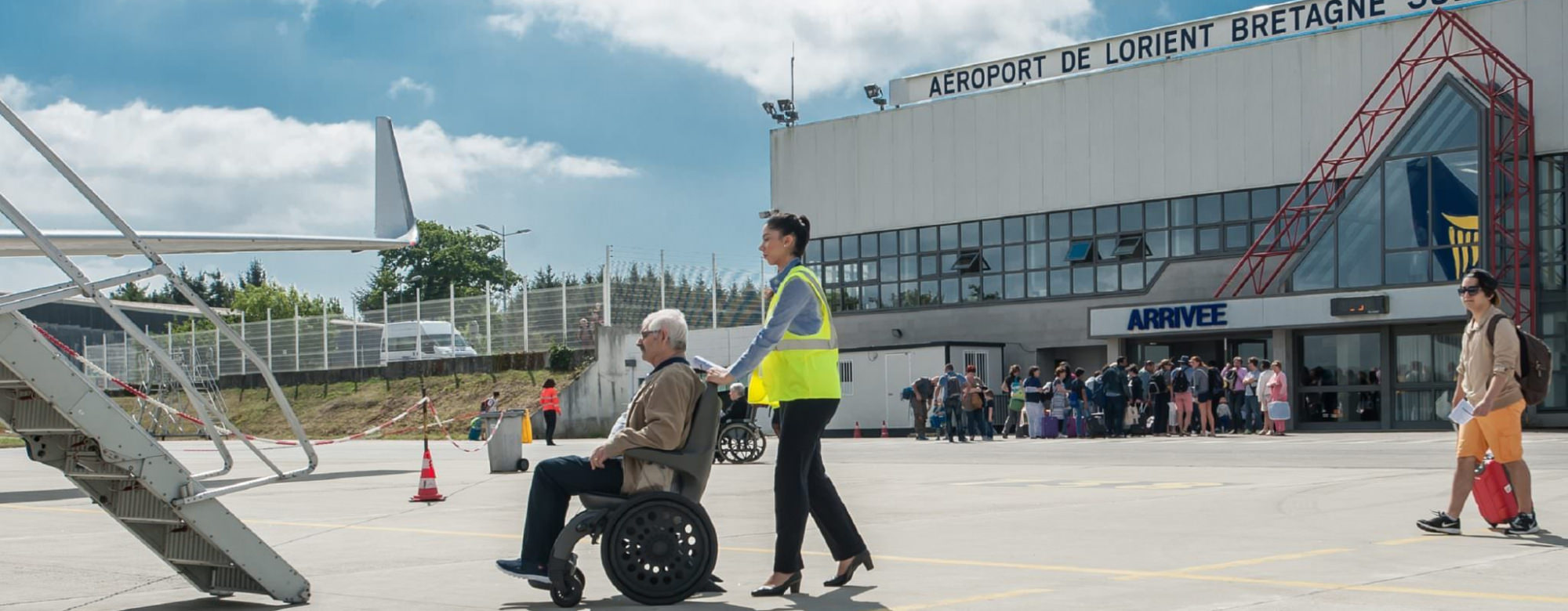 Prise en charge d'une personne en fauteuil roulant à l'aéroport de Lorient Bretagne Sud à Ploemeur