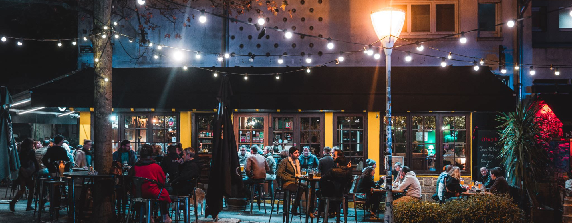 Apéro en soirée à la Tavarn ar Roue Morvan, dans le centre-ville de Lorient (Morbihan)