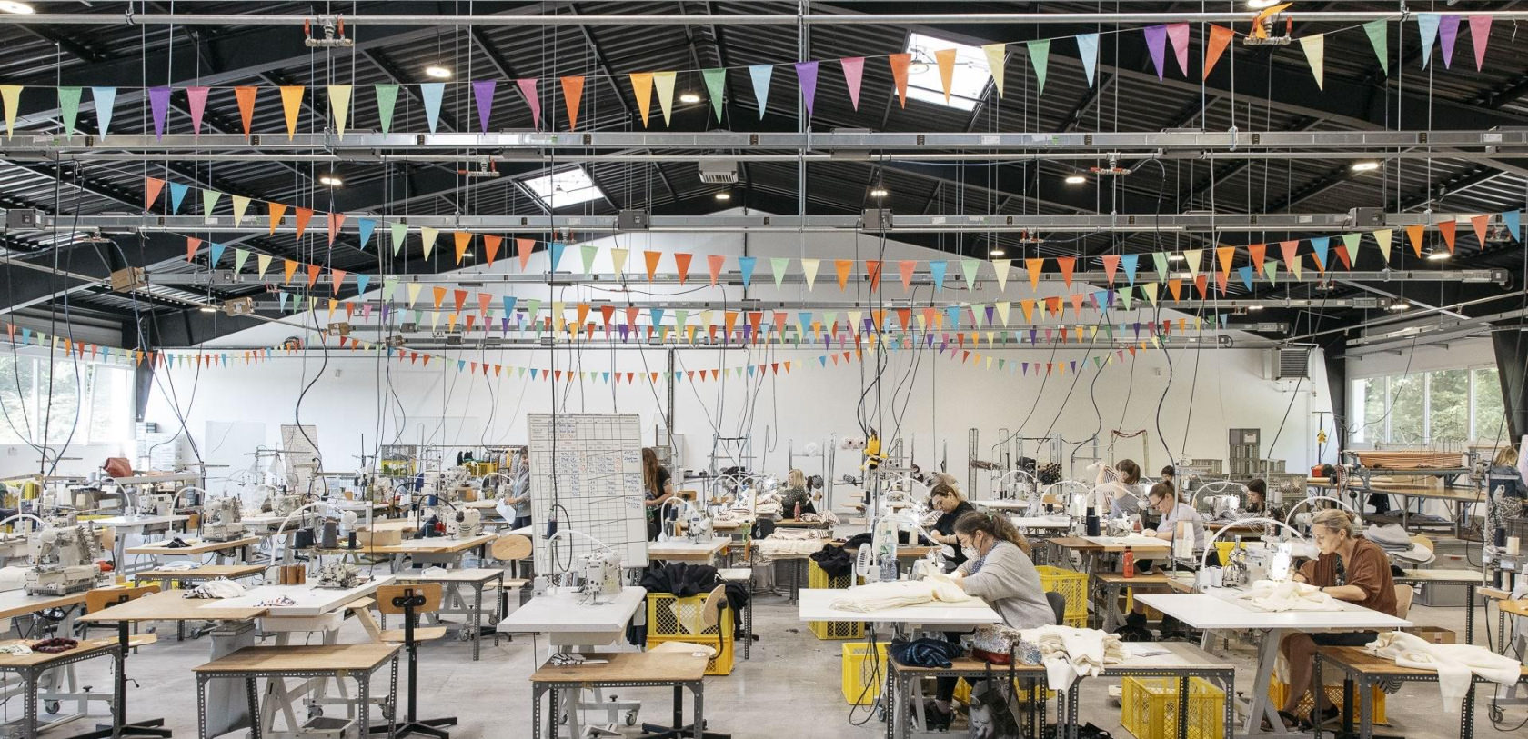Atelier de couture à l'usine de la bonneterie Le Minor à Guidel (Morbihan)