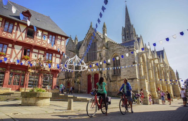 Balade à vélo sur La Vélodyssée, dans le centre-ville de Josselin (Morbihan, Bretagne Sud)