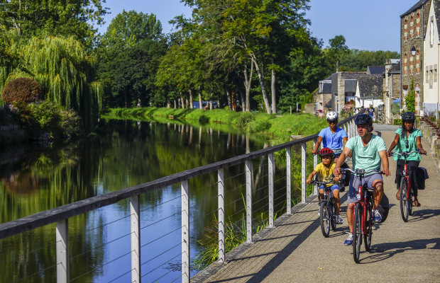 Balade à vélo le long du Canal de Nantes à Brest à Josselin, sur La Vélodyssée® (Morbihan, Bretagne Sud)