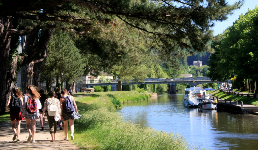 Balade à pied le long des berges de Pontivy sur le canal de Nantes à Brest (Morbihan)