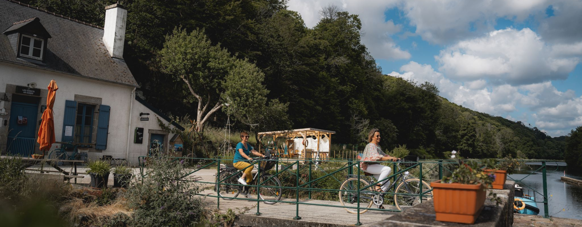 Balade à vélo sur le Chemin de Halage, face à la Maison éclusière Au Fil de l'eau à Hennebont (Morbihan)