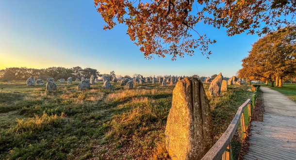 Sentier balisé le long des alignements de menhirs à Carnac (Morbihan)