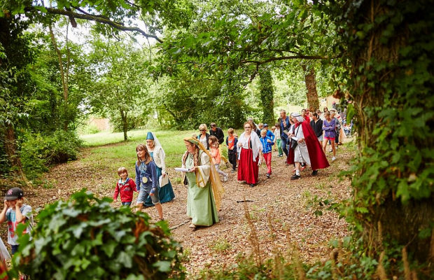 Balade contée et déguisée pour les enfants dans la forêt de Brocéliande, camp des Rouets à Mohon (Morbihan)