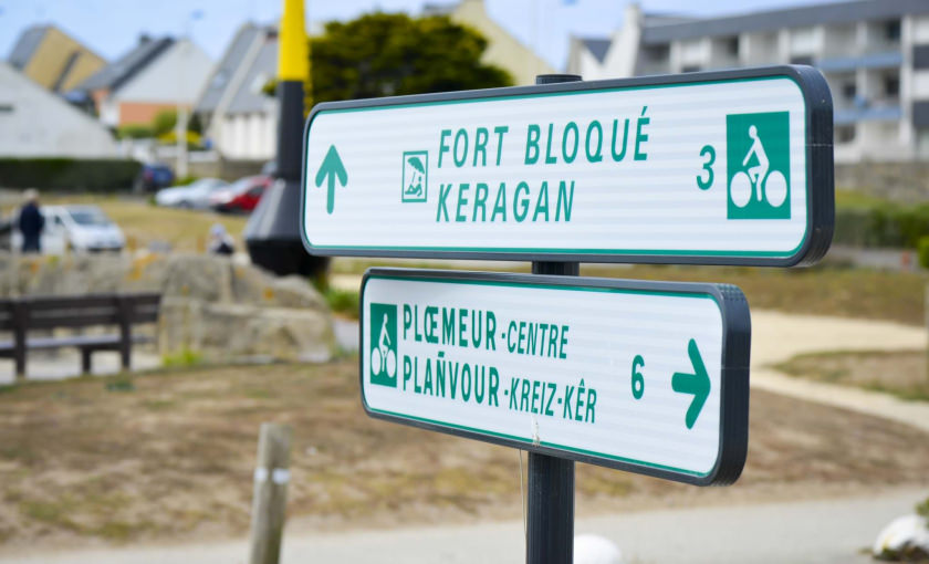 Ploemeur, panneaux signalétiques entre les voies vertes des kaolins et du littoral