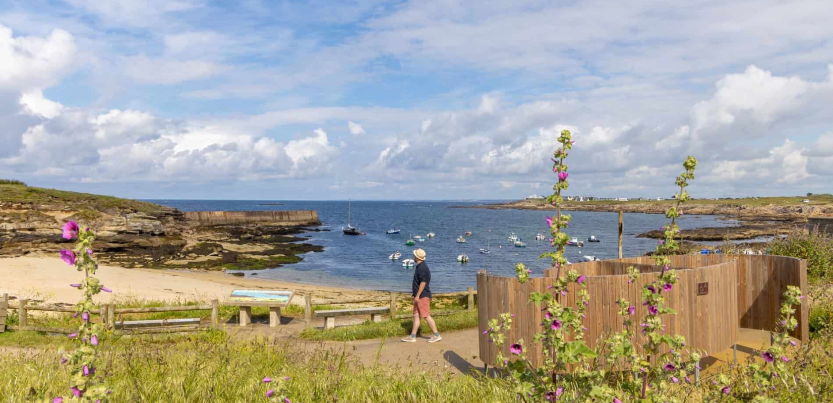 Balade sur le sentier côtier du petit port typique breton de Kerroc'h à Ploemeur (Morbihan)