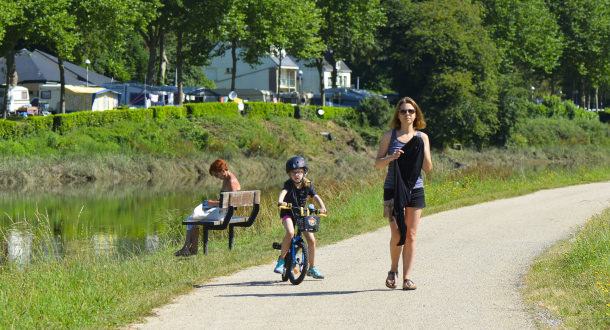 Balade à pied et à vélo le long du chemin de halage, à Hennebont (Morbihan)