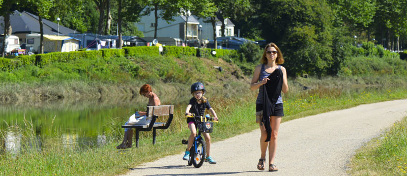 Balade à pied et à vélo le long du chemin de halage, à Hennebont (Morbihan)