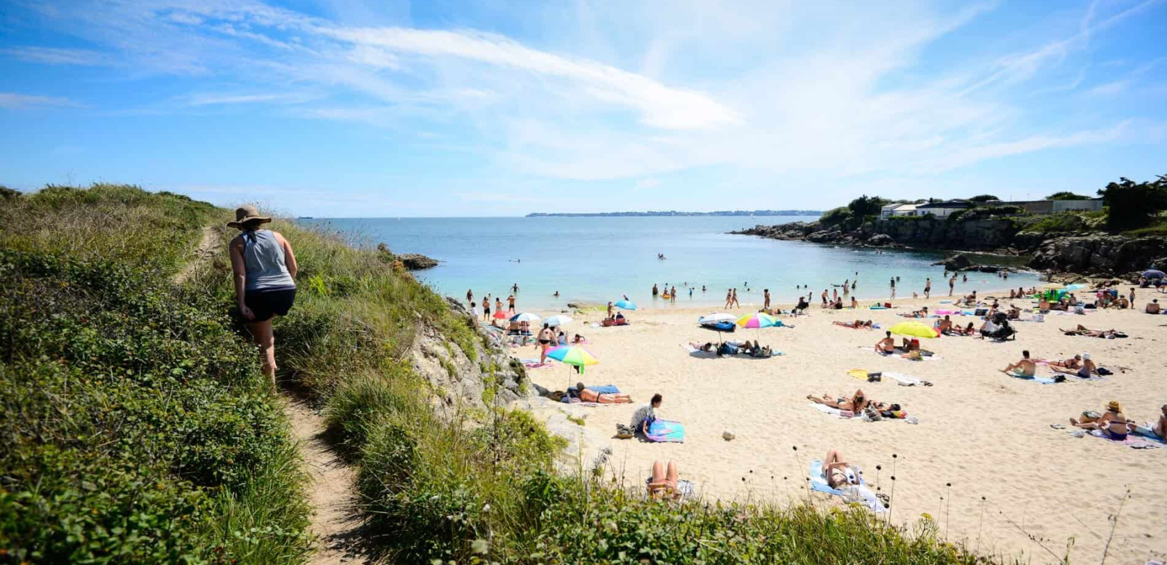 Balade, randonnée sur le sentier côtier du GR®34, le long de la place du Petit Pérello à Ploemeur (Morbihan)