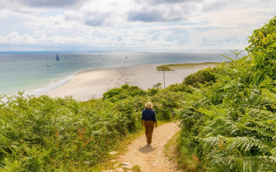 Balade sur le sentier côtier du côté de la plage des Grands Sables à l'île de Groix (Morbihan)