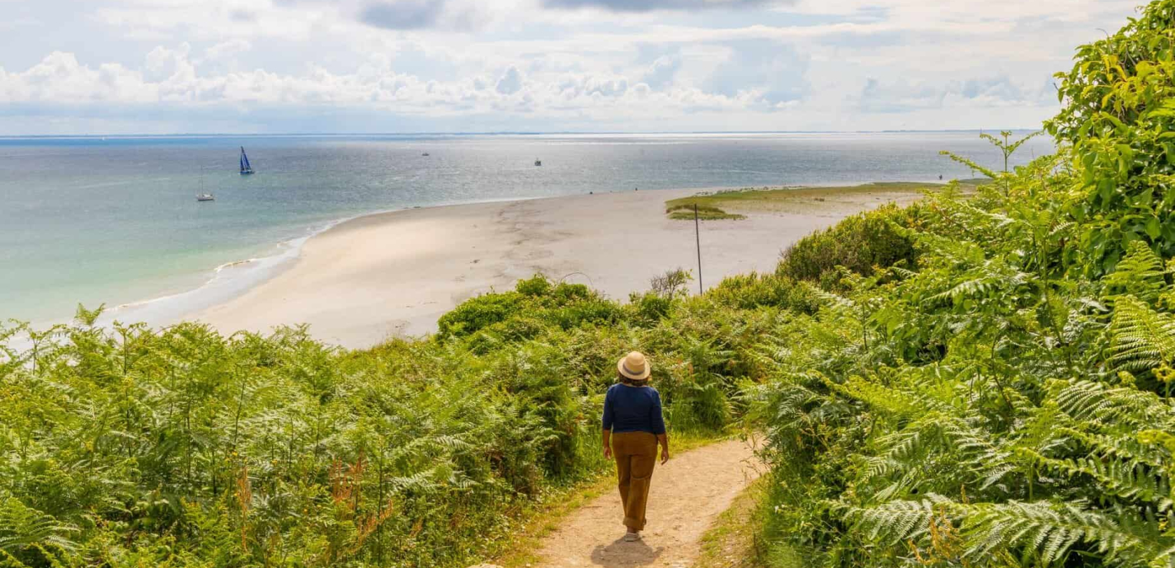 Balade sur le sentier côtier du côté de la plage des Grands Sables à l'île de Groix (Morbihan)