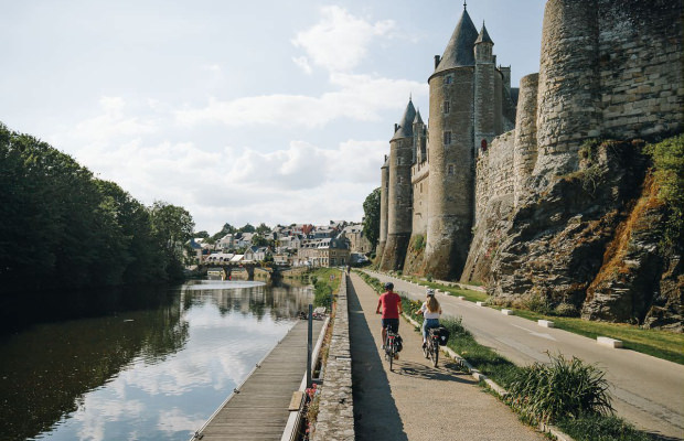 Balade à vélo sur les rives de l'Oust, longeant le Château de Josselin dans le Morbihan (Bretagne Sud)