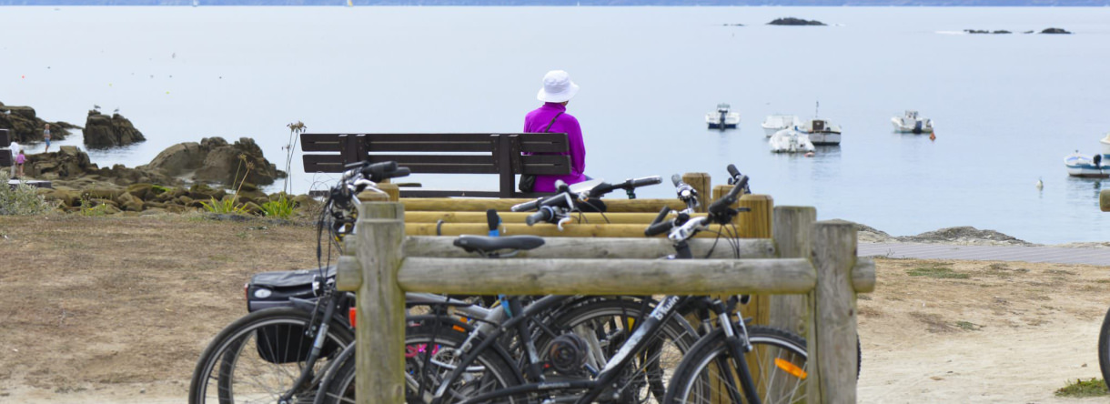 Pause vélo sur la voie verte du littoral à Ploemeur (Morbihan)