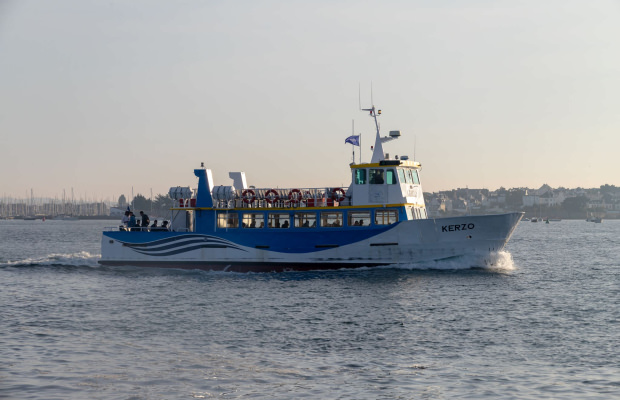 Bateau bus en navigation sur la rade de Lorient (Morbihan)