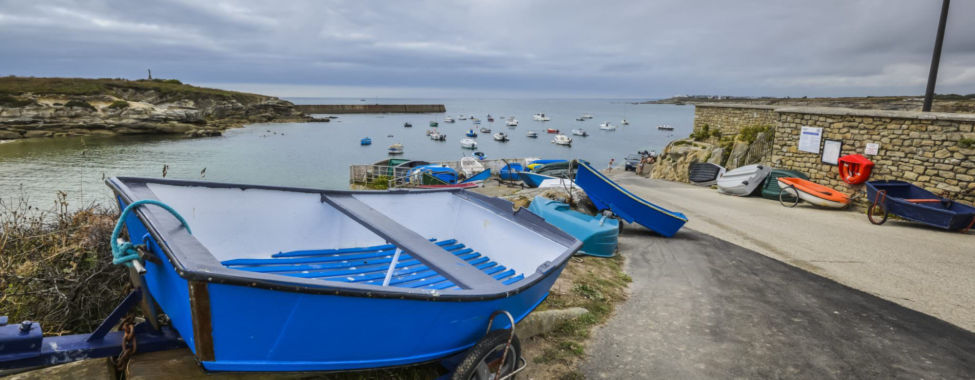 Le petit port pittoresque de Kerroch à Plœmeur. En contrebas, une charmante plage !