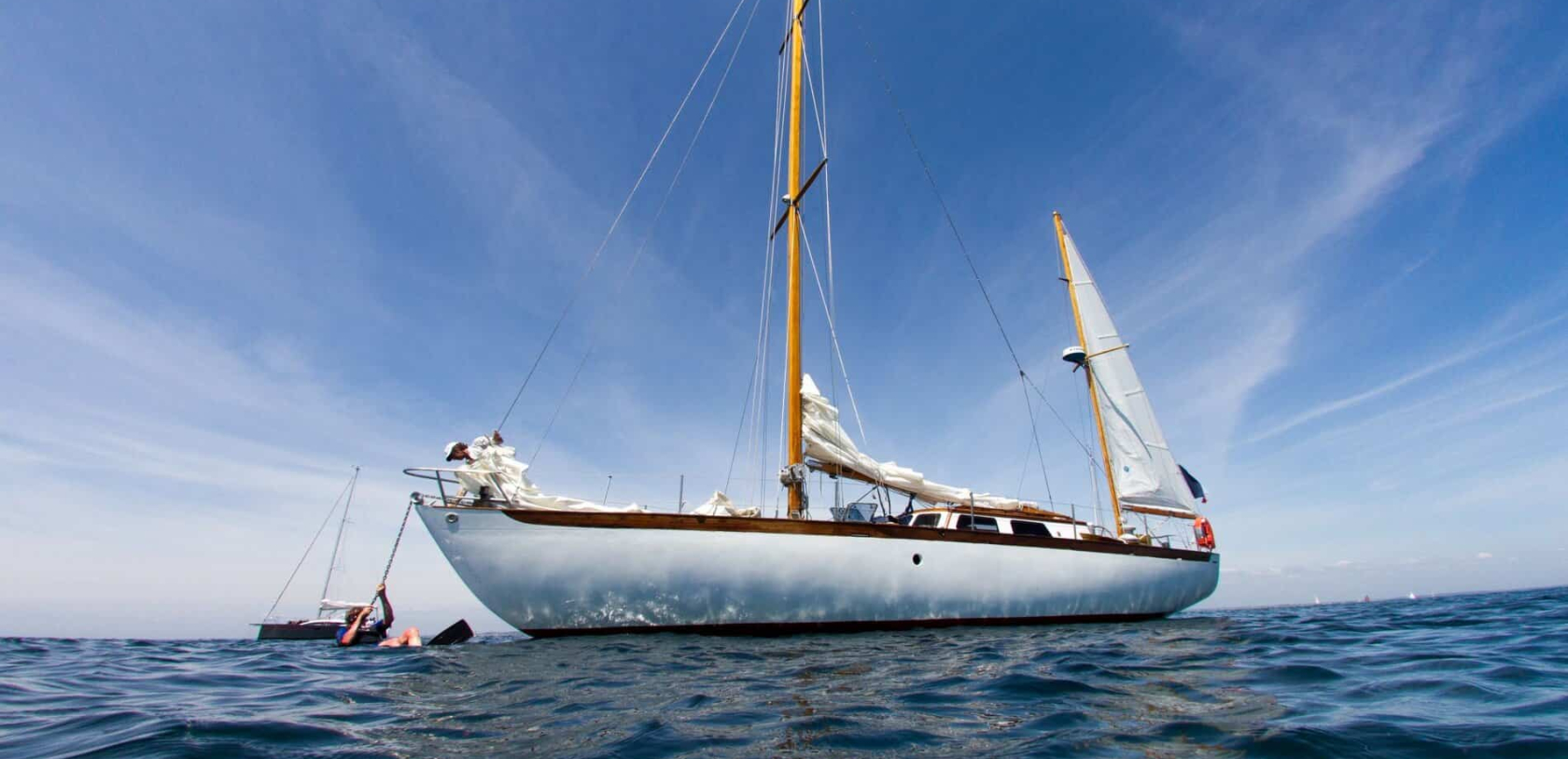Voilier en mouillage sur les côtes de l'île de Groix (Morbihan)