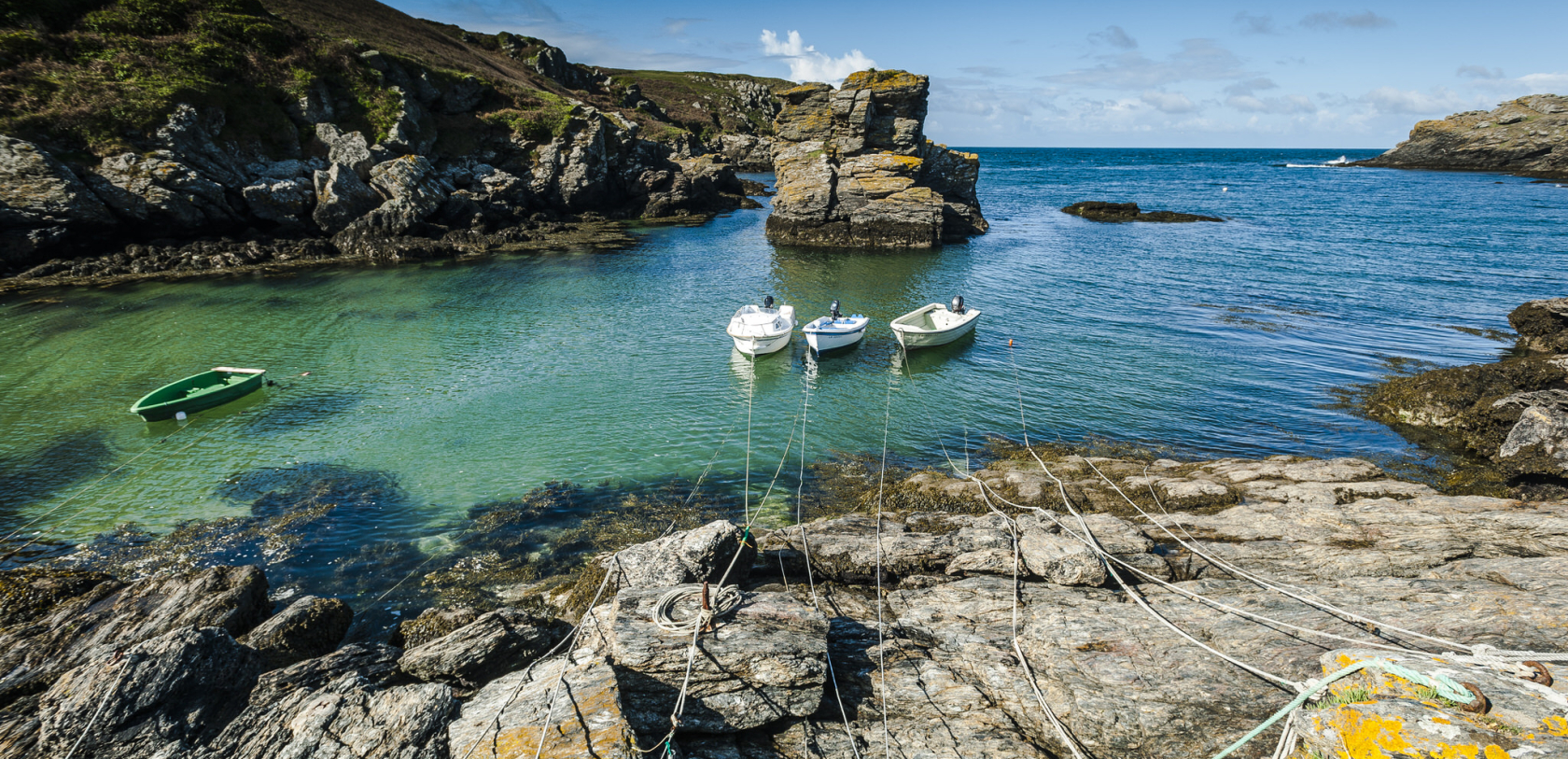 Bateaux au mouillage au petit port de Saint-Nicolas à l'île de Groix (Morbihan)