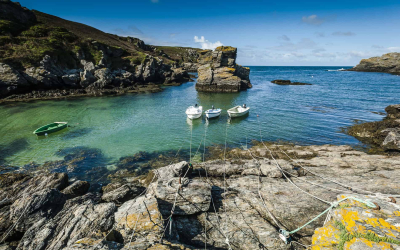 Bateaux au mouillage au petit port de Saint-Nicolas à l'île de Groix (Morbihan)