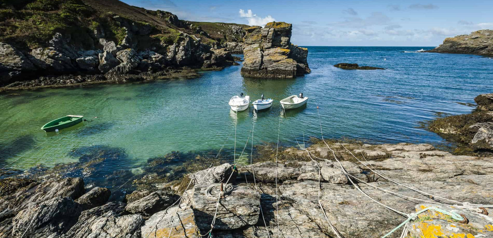 Bateaux au mouillage au petit port de Saint-Nicolas à l'île de Groix (Morbihan)