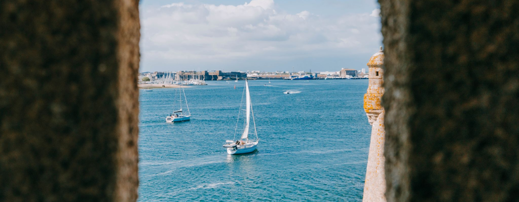 Voilier sur la rade de Lorient vue depuis les remparts de la Citadelle de Port-Louis (Morbihan)