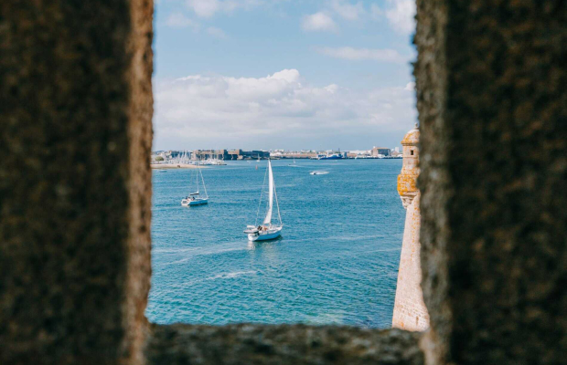 Voilier sur la rade de Lorient vue depuis les remparts de la Citadelle de Port-Louis (Morbihan)